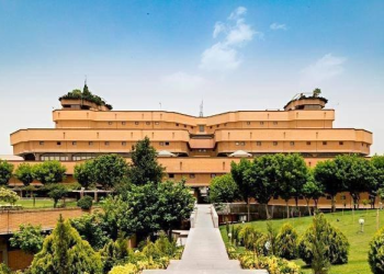 آقای تاجرنیا به ارزش‌هایی مانند صداقت و عدالت ملتزم باشد