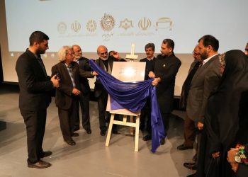 تقدیر از دانش آموزان نخبه در همایش کاتبان نوجوانِ کلام وحی