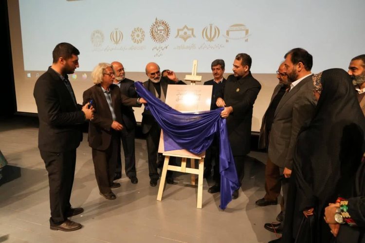 تقدیر از دانش آموزان نخبه در همایش کاتبان نوجوانِ کلام وحی