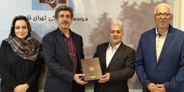 اهدای قرآن زرین از سوی دکتر کجوری به دکتر حسین نبیزاده