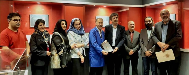 تقدیر دکتر کجوری از بنیان‌گذار موزه تمبرهای طلا و نقره ایران